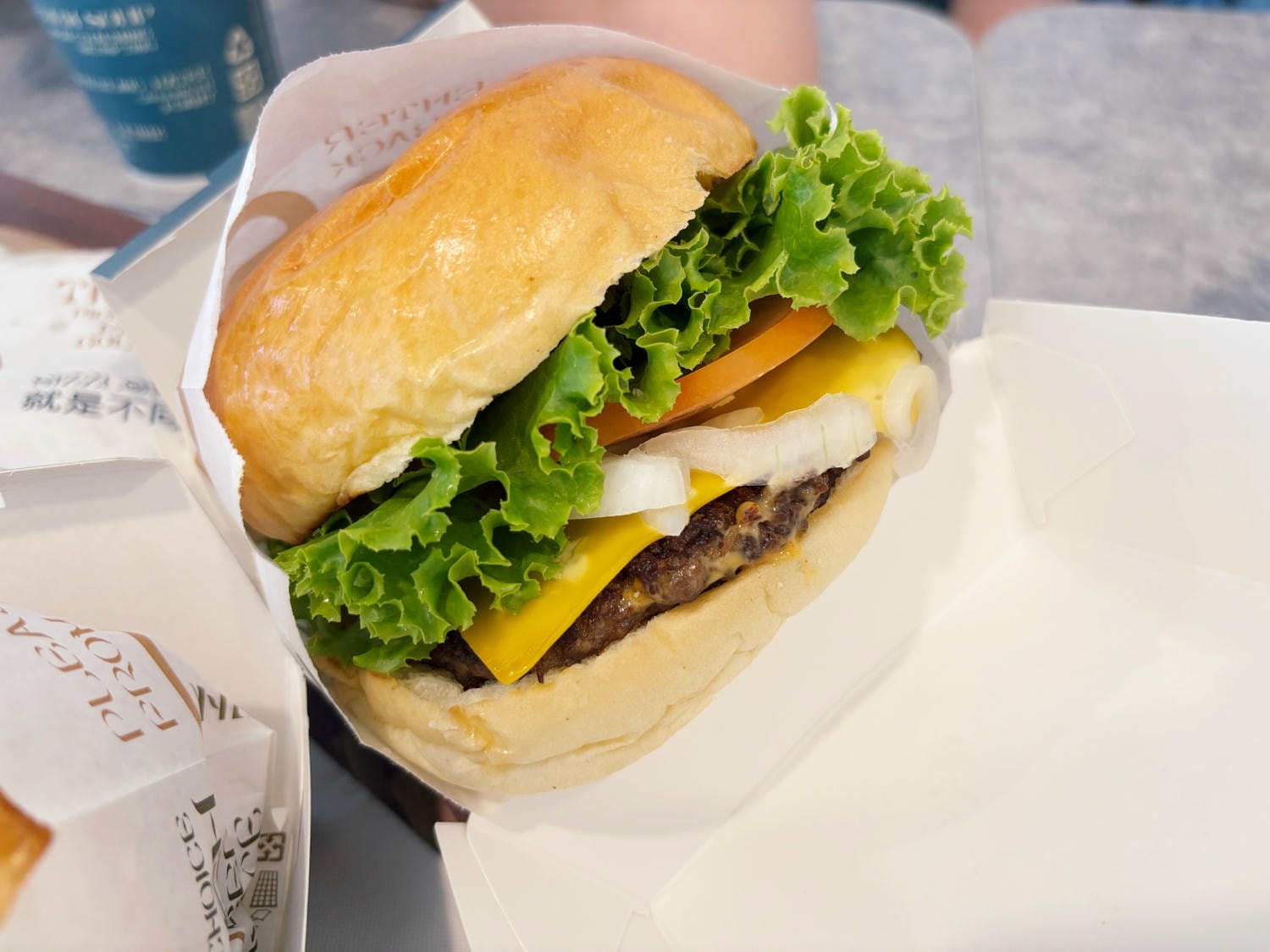 高雄美術館「及時樂漢堡-中華店」輕軌旁白色系漢堡店。