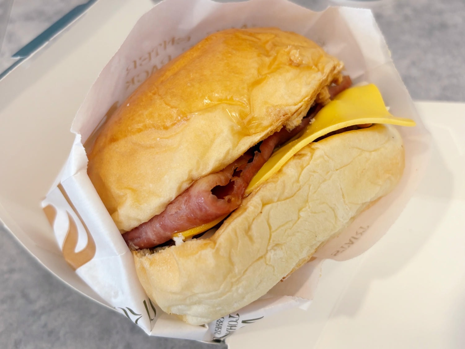 高雄美術館「及時樂漢堡-中華店」輕軌旁白色系漢堡店。