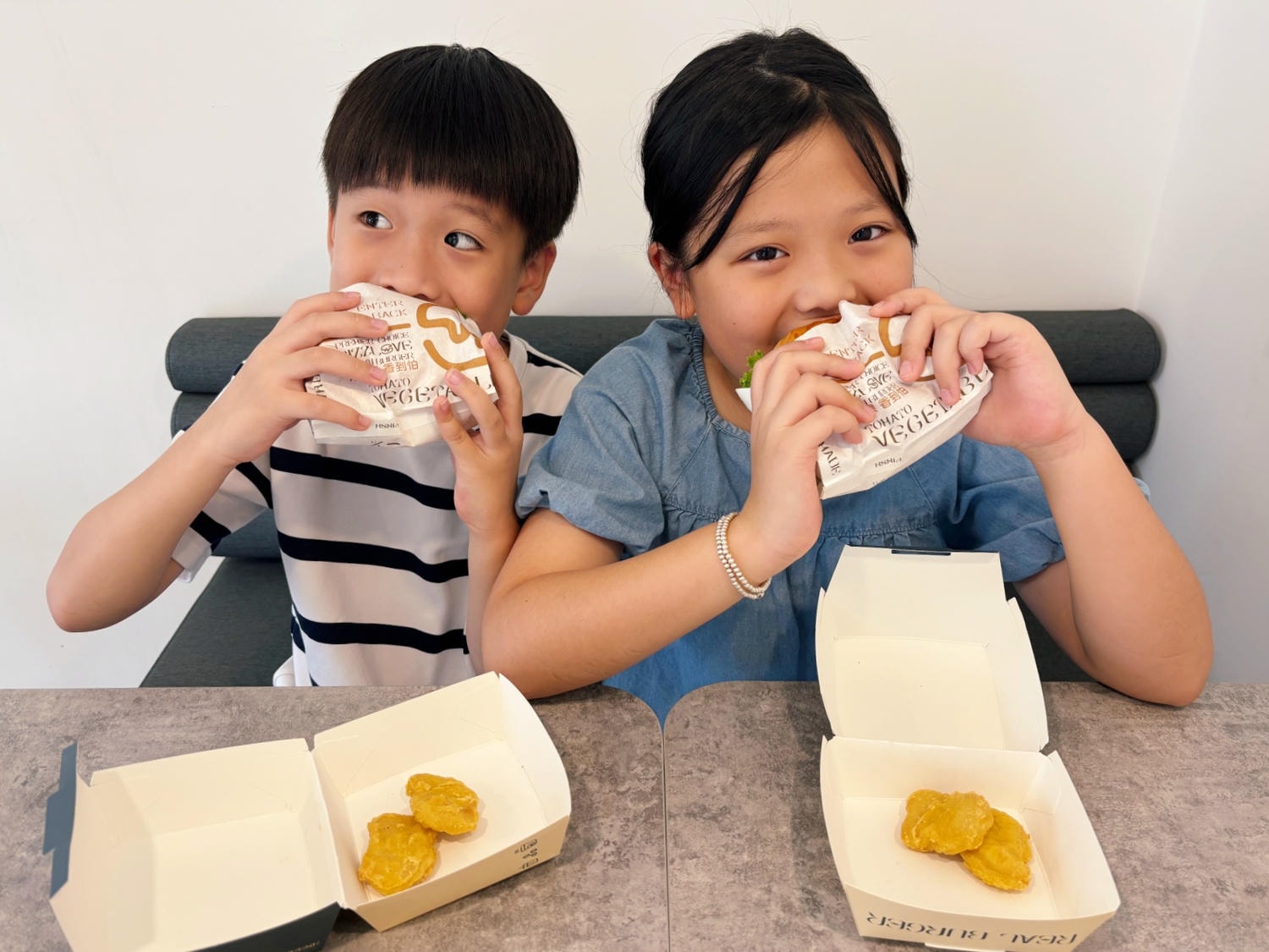 高雄美術館「及時樂漢堡-中華店」輕軌旁白色系漢堡店。
