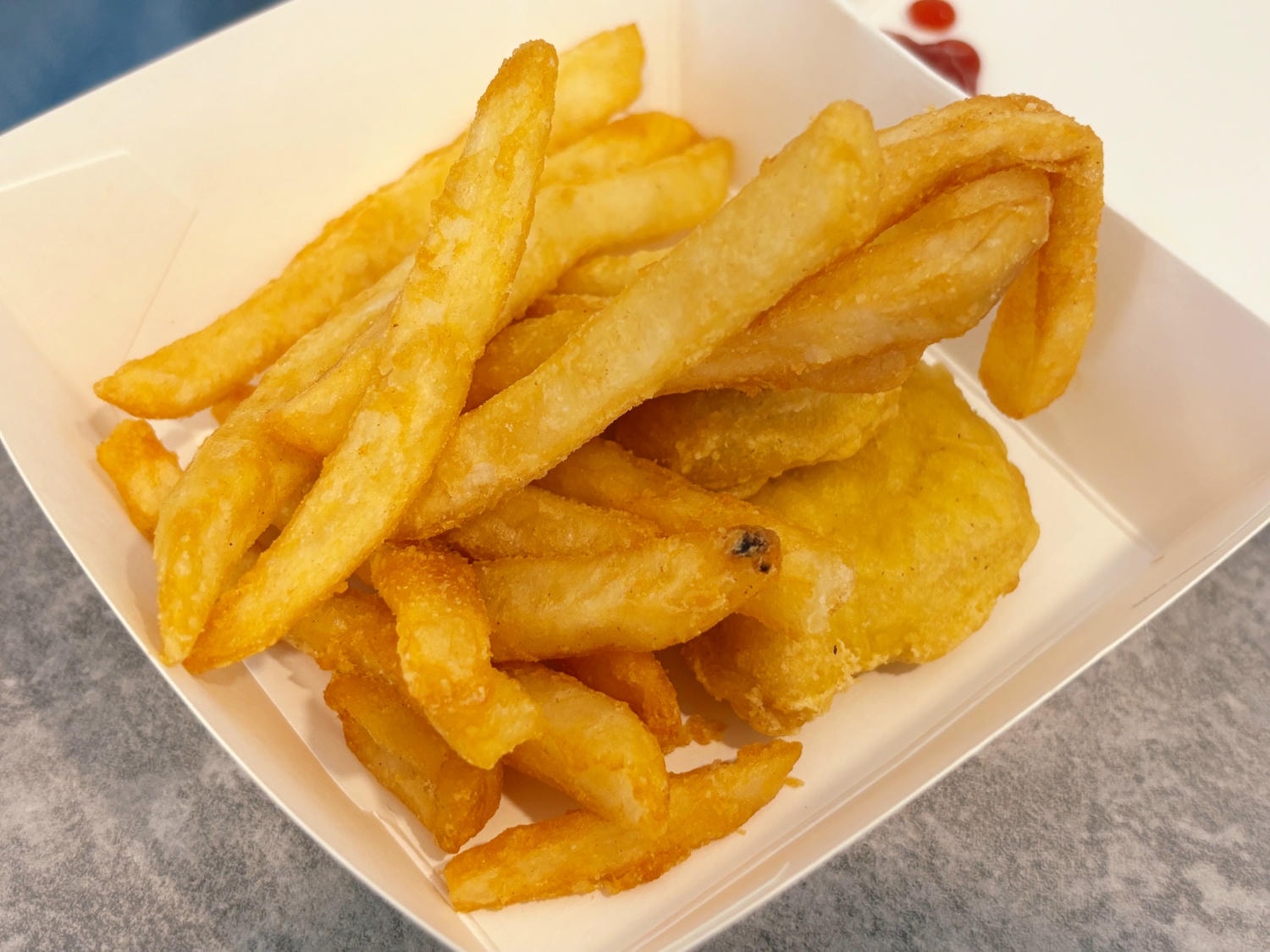 高雄美術館「及時樂漢堡-中華店」輕軌旁白色系漢堡店。