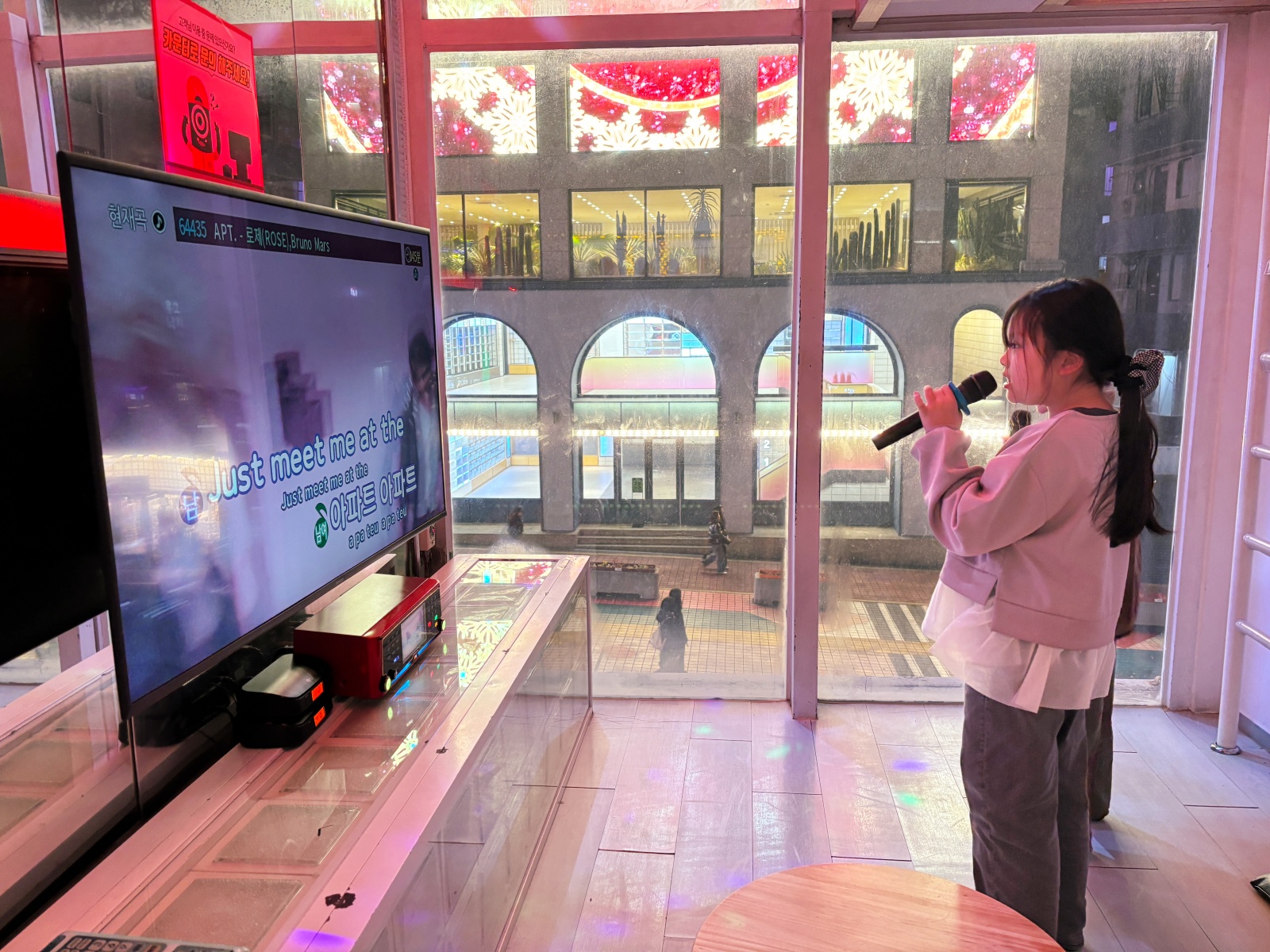 2026年首爾弘大「秀練歌房수노래방」透明包廂、韓國KTV初體驗！！