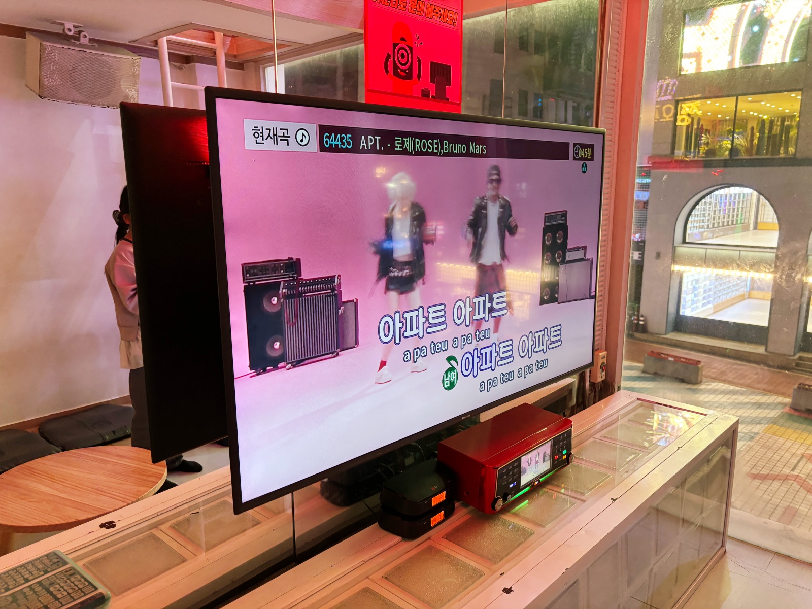 2026年首爾弘大「秀練歌房수노래방」透明包廂、韓國KTV初體驗！！