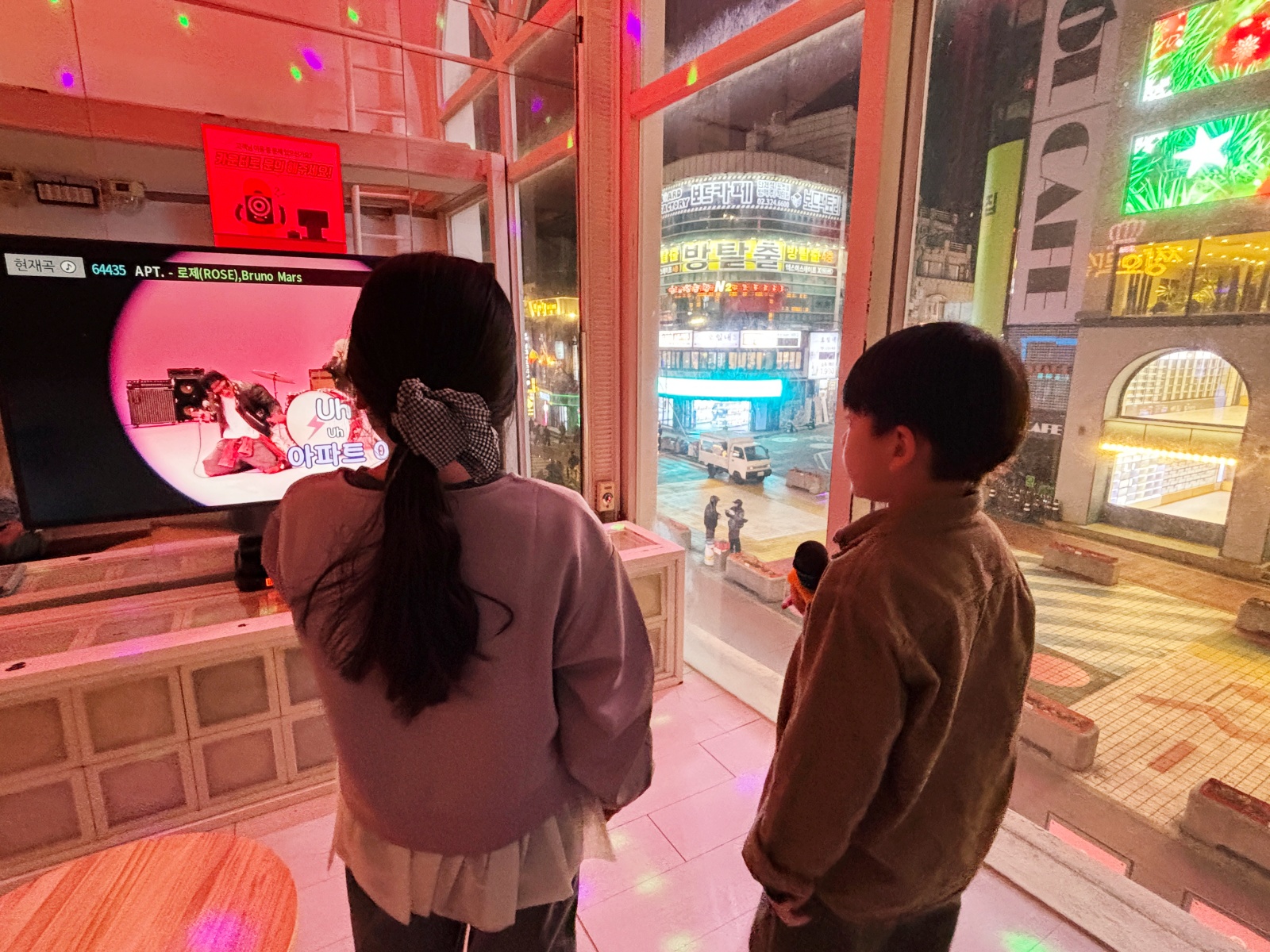 2026年首爾弘大「秀練歌房수노래방」透明包廂、韓國KTV初體驗！！