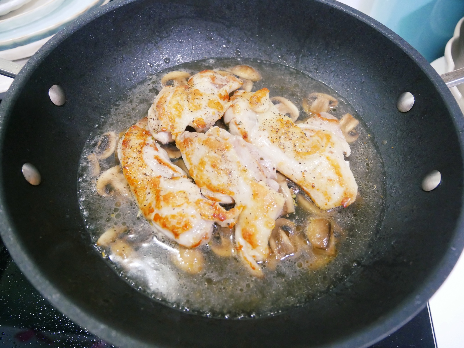 [My Little Kitchen] 好上手「蘑菇奶油燉雞」濃郁奶香、好好吃！！