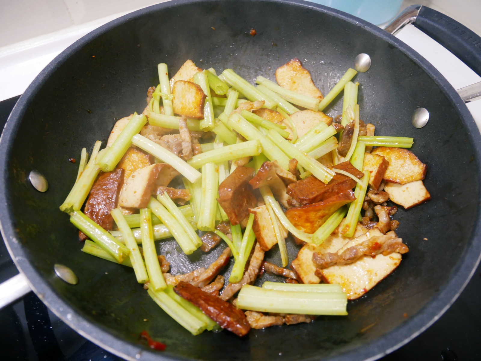 [My Little Kitchen] 家常菜「豆干炒芹菜」好吃又下飯。