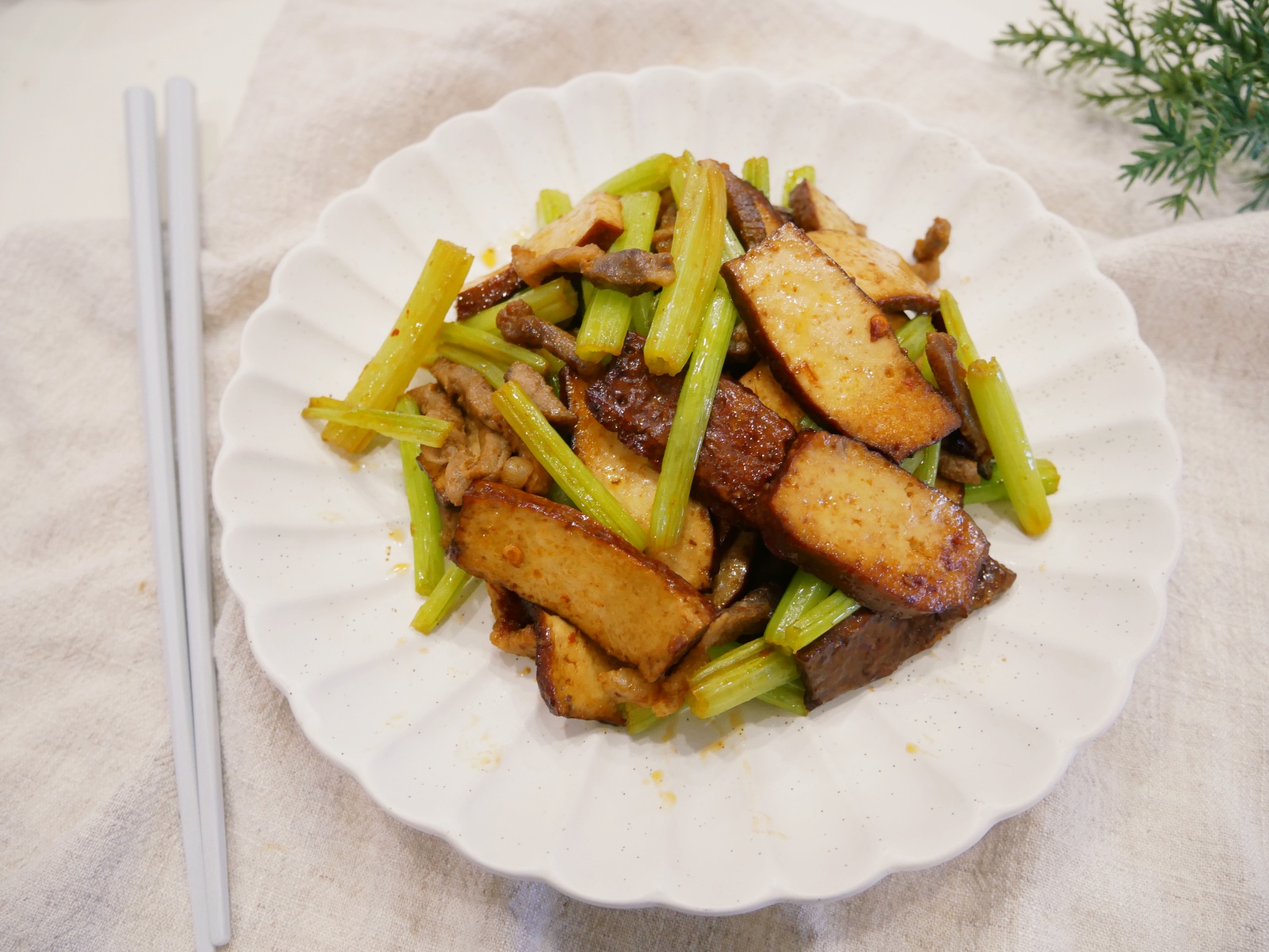 [My Little Kitchen] 家常菜「豆干炒芹菜」好吃又下飯。