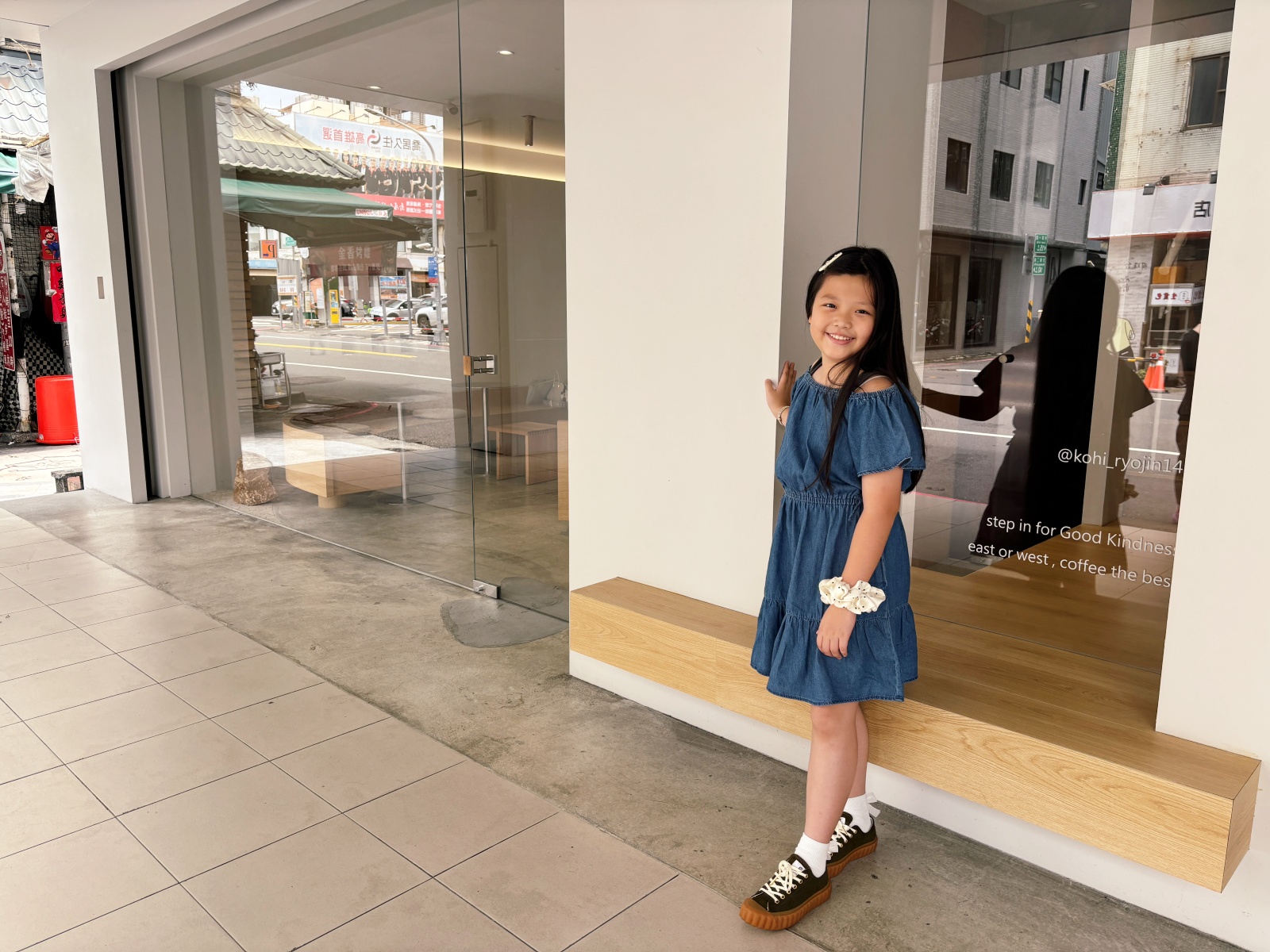 高雄新崛江「咖啡良人」純白極簡風咖啡店。