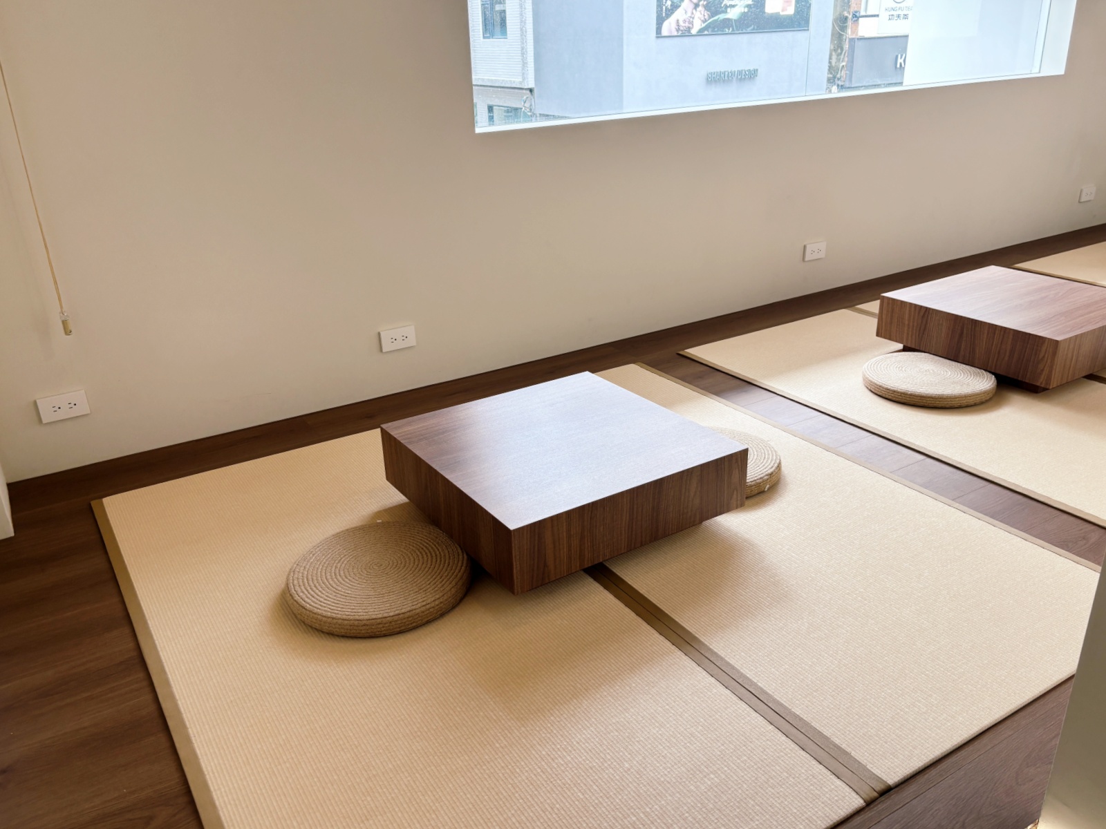 高雄新崛江「咖啡良人」純白極簡風咖啡店。