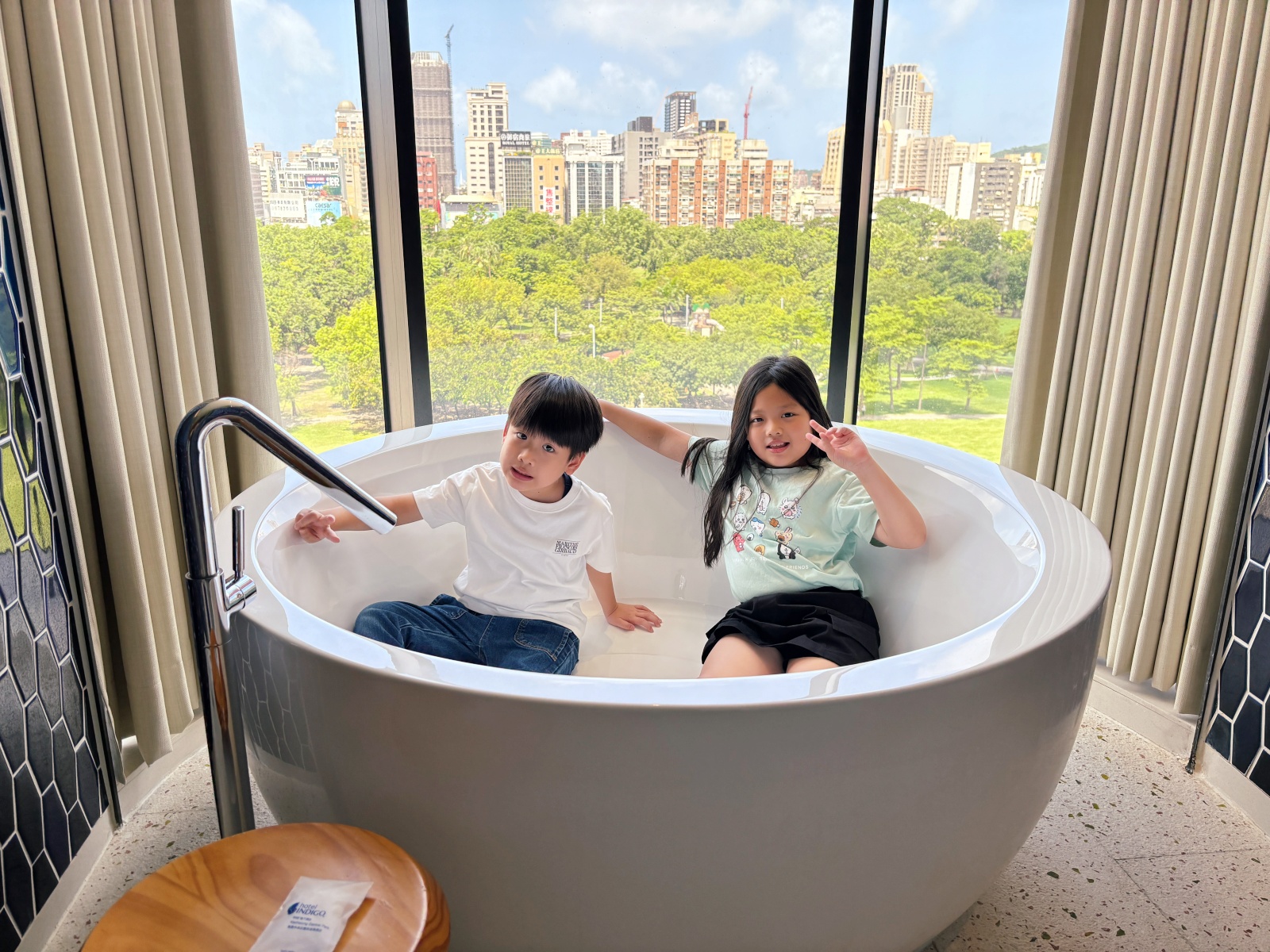 高雄中央公園「英迪格酒店」景觀浴缸、夢幻落地窗!! - 第1張圖 高雄中央公園「英迪格酒店」景觀浴缸、夢幻落地窗!!