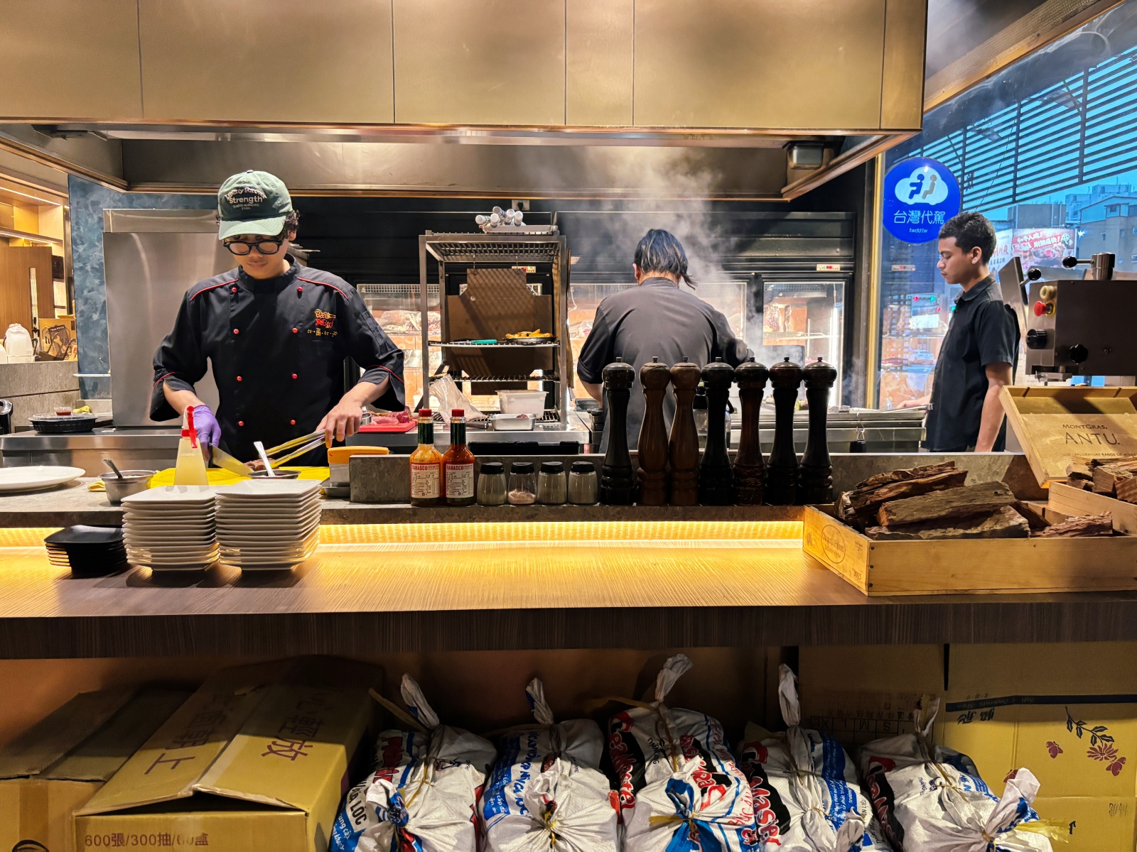 高雄巨蛋「著火的牛阿根廷烤肉」牛排吃到飽，大滿足！！