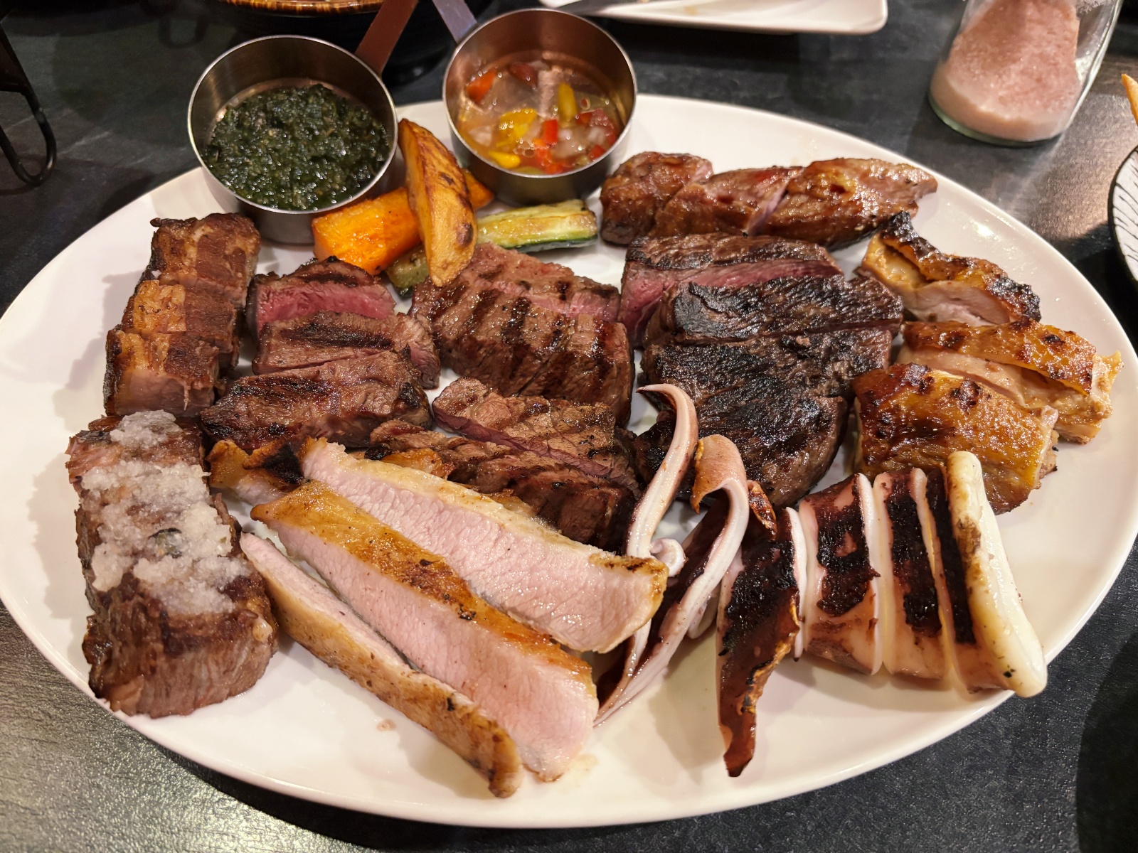 高雄巨蛋「著火的牛阿根廷烤肉」牛排吃到飽，大滿足！！