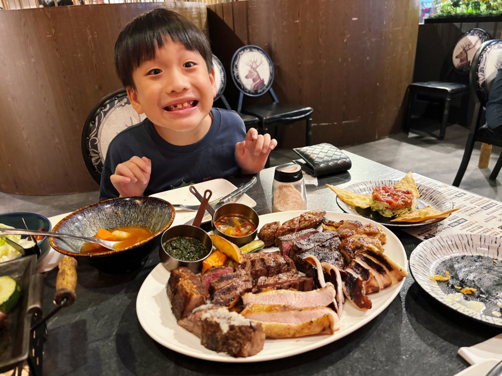高雄巨蛋「著火的牛阿根廷烤肉」牛排吃到飽，大滿足！！