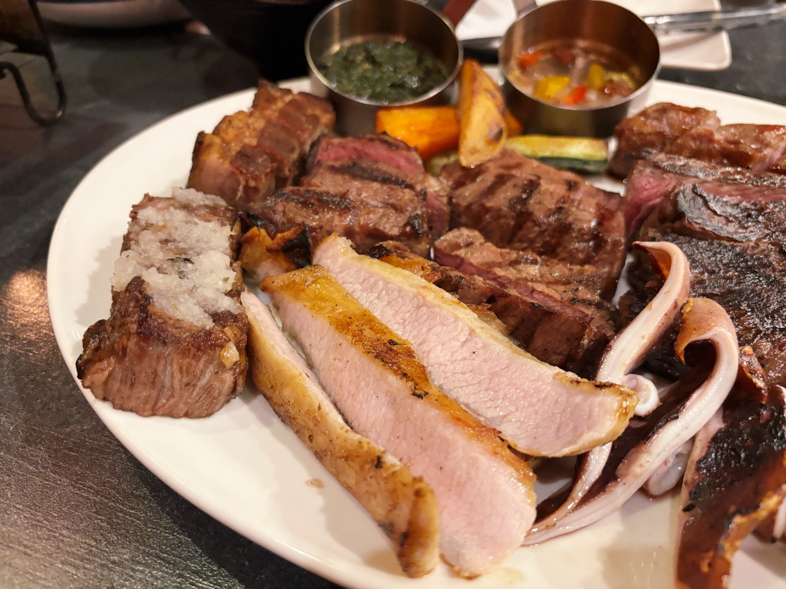 高雄巨蛋「著火的牛阿根廷烤肉」牛排吃到飽，大滿足！！