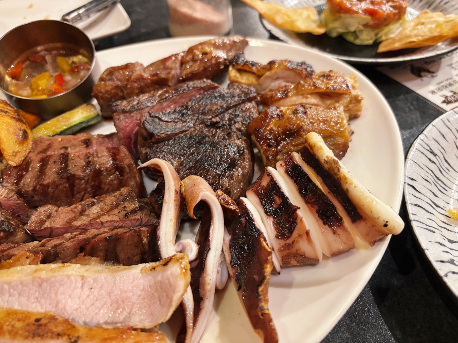 高雄巨蛋「著火的牛阿根廷烤肉」牛排吃到飽，大滿足！！