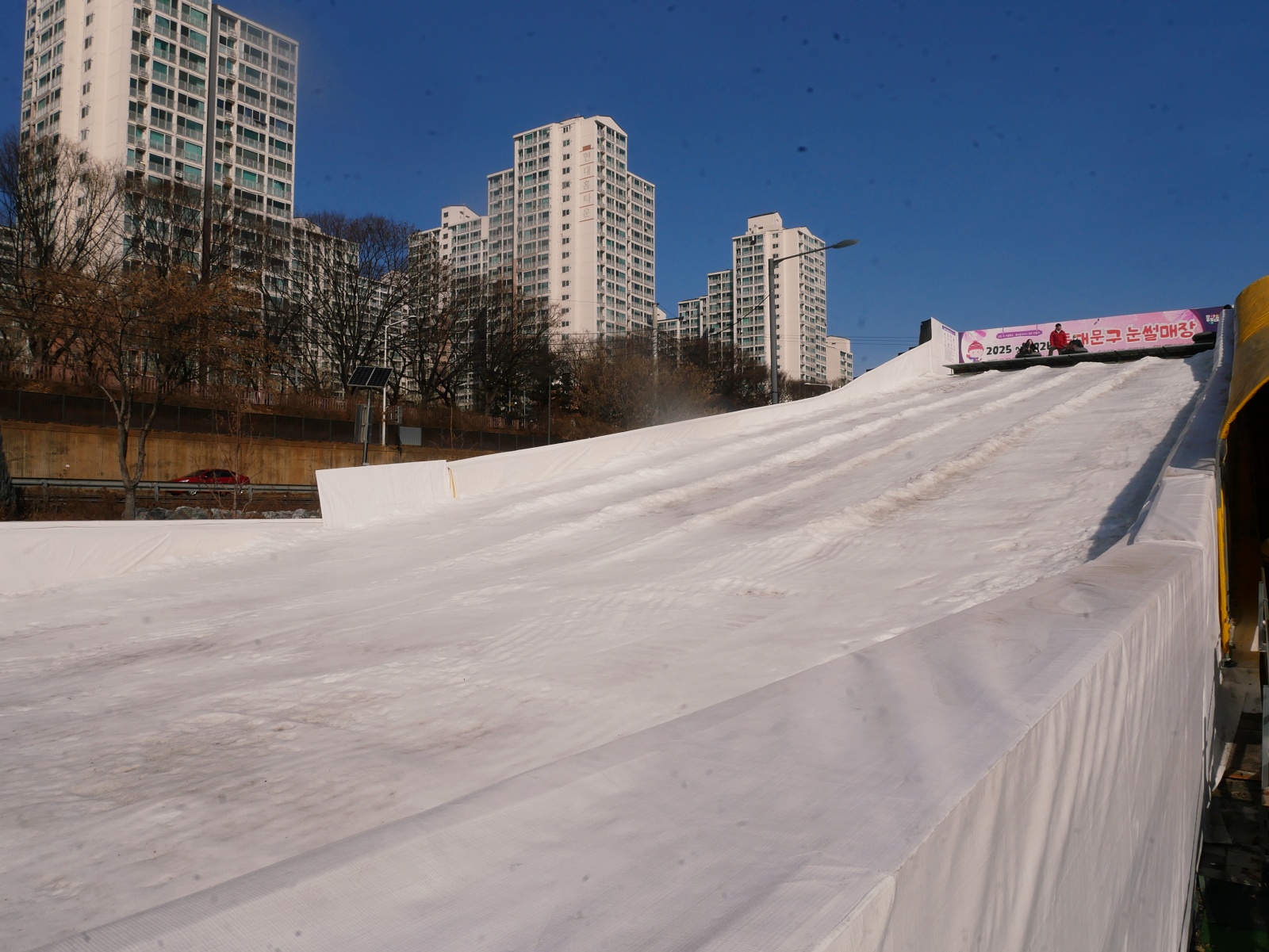 2026年首爾冬日限定「東大門雪橇場」免費暢玩、可以吃的撈冰魚！！