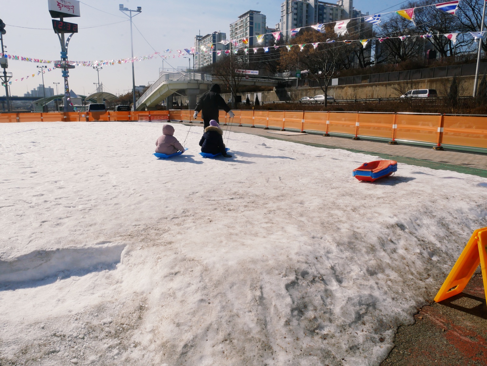 2026年首爾冬日限定「東大門雪橇場」免費暢玩、可以吃的撈冰魚！！