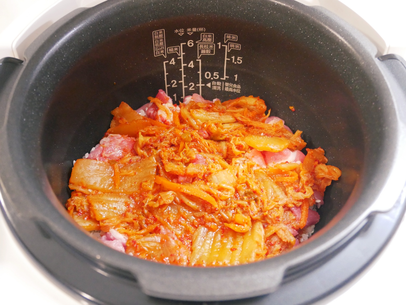 [My Little Kitchen] 電子鍋「泡菜豬肉飯」一鍵搞定、超省事。