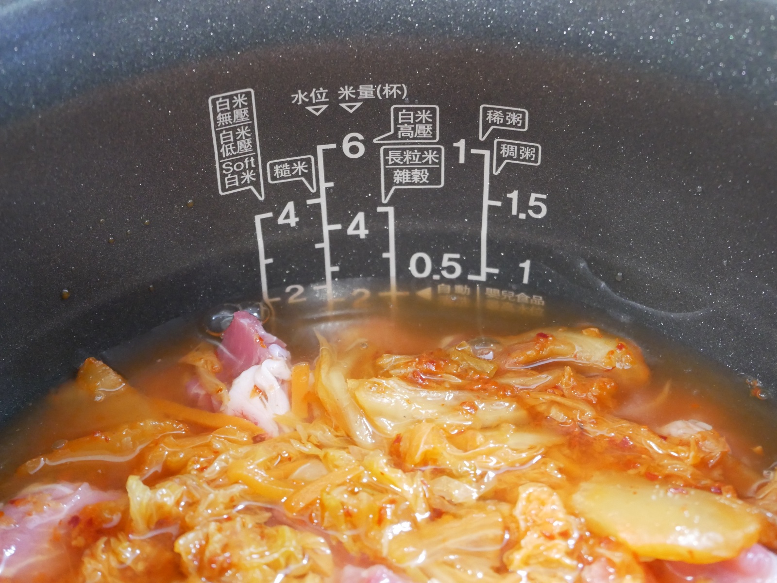 [My Little Kitchen] 電子鍋「泡菜豬肉飯」一鍵搞定、超省事。
