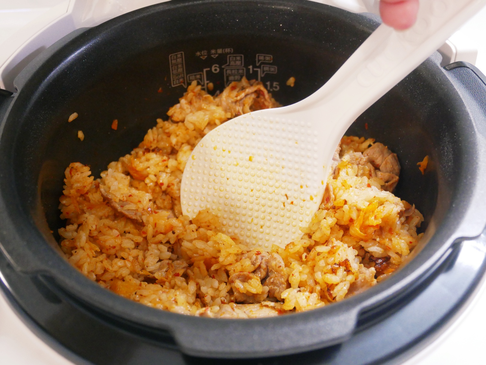 [My Little Kitchen] 電子鍋「泡菜豬肉飯」一鍵搞定、超省事。