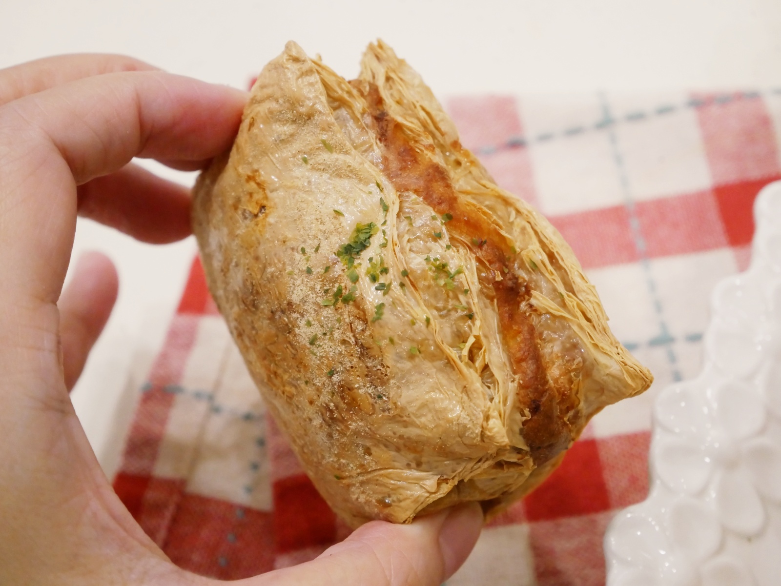 [My Little Kitchen] 氣炸鍋「豆皮蝦滑堡」兩種材料簡單做。