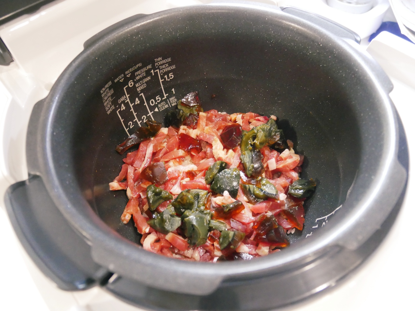 [My Little Kitchen] 免顧火「皮蛋瘦肉粥」電子鍋煮出綿密口感。