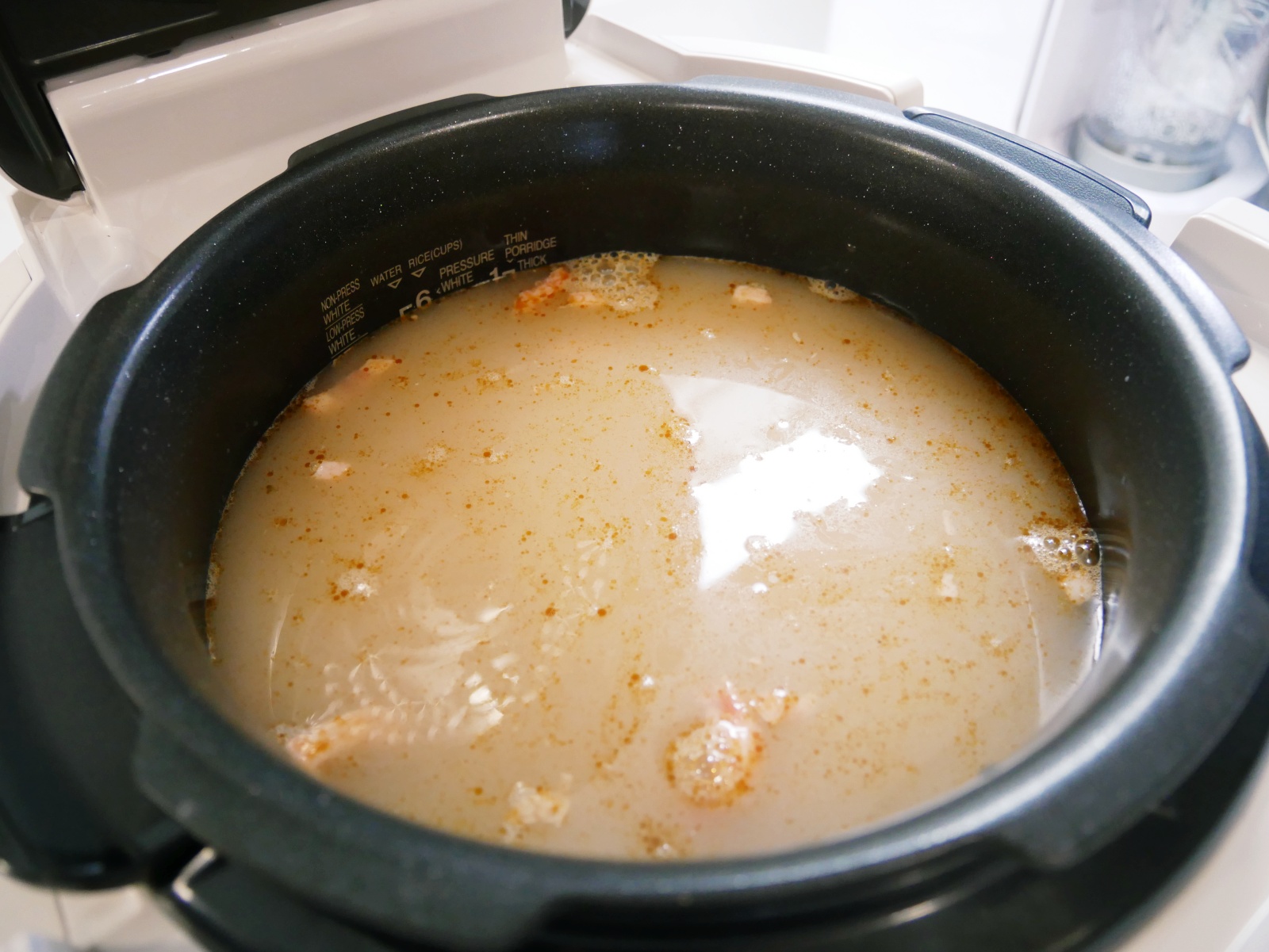 [My Little Kitchen] 免顧火「皮蛋瘦肉粥」電子鍋煮出綿密口感。