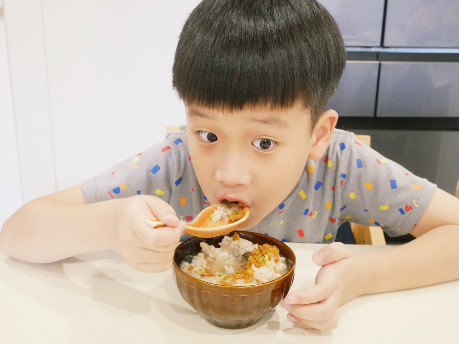 [My Little Kitchen] 免顧火「皮蛋瘦肉粥」電子鍋煮出綿密口感。
